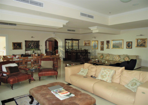 Private Swimming Pool & Jacuzzi inside Huge Apartment In PA