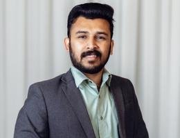 العميل Adil Rizwan