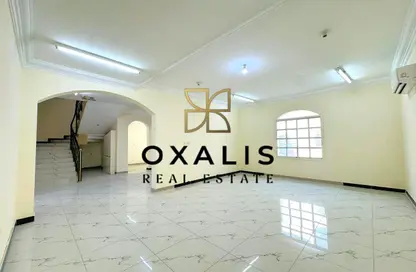Villa - 5 Bedrooms - 4 Bathrooms for rent in Umm Al Seneem Street - Ain Khaled - Doha