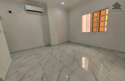 Apartment - 1 Bedroom - 1 Bathroom for rent in Umm Ghwailina Comm - Umm Ghuwalina - Umm Ghuwailina - Doha
