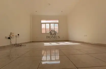 شقة - 2 غرف نوم - 2 حمامات للايجار في شارع تدمر - طريق المطار القديم - الدوحة