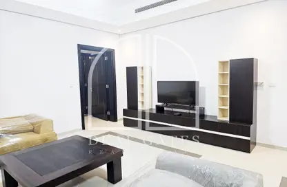 Living Room image for: Apartment - 1 Bedroom - 2 Bathrooms for rent in Fereej Bin Mahmoud North - Fereej Bin Mahmoud - Doha, Image 1