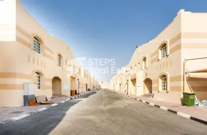 Compound - 5 Bedrooms - 4 Bathrooms for rent in Umm Al Seneem Street - Ain Khaled - Doha