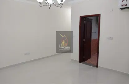 Empty Room image for: Apartment - 2 Bedrooms - 3 Bathrooms for rent in Ibn Asakir Street - Najma - Doha, Image 1