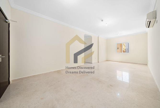 940292 - Property Image 2