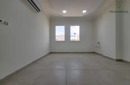 Apartment - 2 Bedrooms - 2 Bathrooms for rent in Umm Ghuwailina 4 - Umm Ghuwailina - Doha