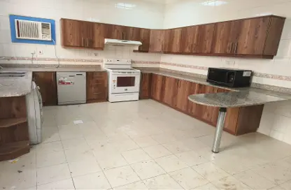 صورة لـ مطبخ مجمع سكني - 4 غرف نوم - 4 حمامات للايجار في شارع الدانة - مريخ - المريخ - الدوحة ، صورة رقم 1