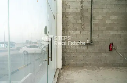 Shop - Studio for rent in Al Themar Street - Umm Ghuwailina - Doha