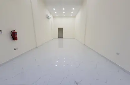 Shop - Studio - 1 Bathroom for rent in Fereej Kulaib - Doha