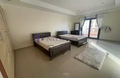 شقة - 2 غرف نوم - 3 حمامات للايجار في طريق بورتو الشرقي - بورتو أرابيا - جزيرة اللؤلؤة - الدوحة