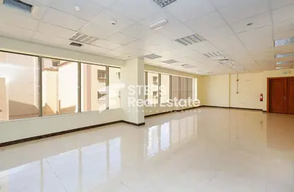 مساحات مكتبية - استوديو - 2 حمامات للايجار في شارع الجزيره - فريج بن محمود الشمالي - فريج بن محمود - الدوحة