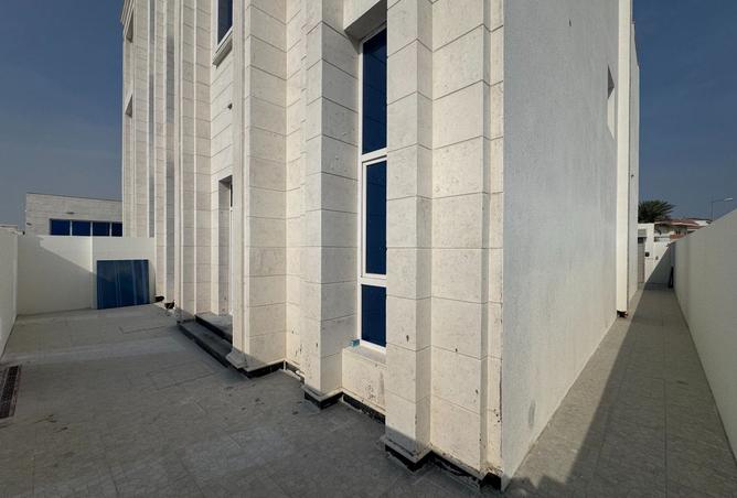 979727 - Property Image 2