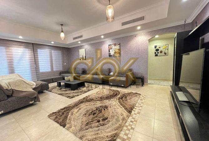 985228 - Property Image 2