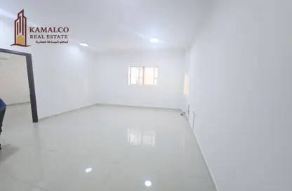 Apartment - 2 Bedrooms - 2 Bathrooms for rent in Umm Ghwailina Comm - Umm Ghuwalina - Umm Ghuwailina - Doha