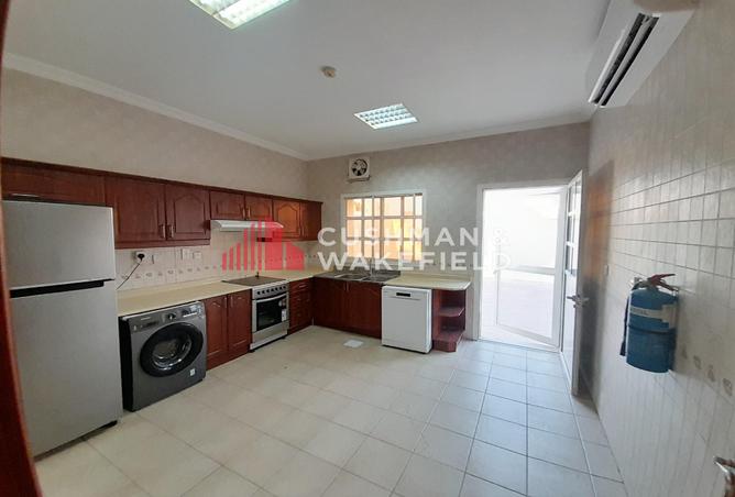 شقة - 3 غرف نوم - 3 حمامات للايجار في مجمع العين - عين خالد - الدوحة