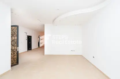 Empty Room image for: Villa - Studio - 6 Bathrooms for rent in Bu Hamour Street - Abu Hamour - Doha, Image 1