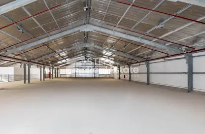 مخزن - استوديو - 6 حمامات للايجار في شارع الصناعية الشرقي - بركة العوامر - الوكرة