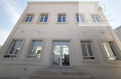 فيلا - 8 غرف نوم - 8 حمامات للبيع في شارع ام السنيم - عين خالد - الدوحة