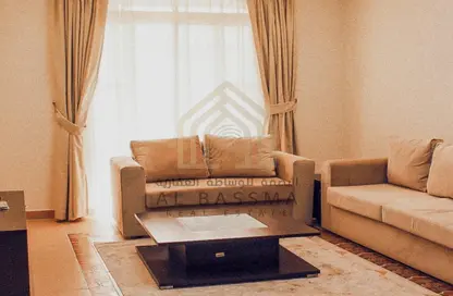 صورة لـ غرفة المعيشة شقة - 2 غرف نوم - 2 حمامات للايجار في المنصورة - الدوحة ، صورة رقم 1