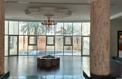 فيلا - 4 غرف نوم - 5 حمامات للايجار في الدفنة - الدفينة - الدوحة