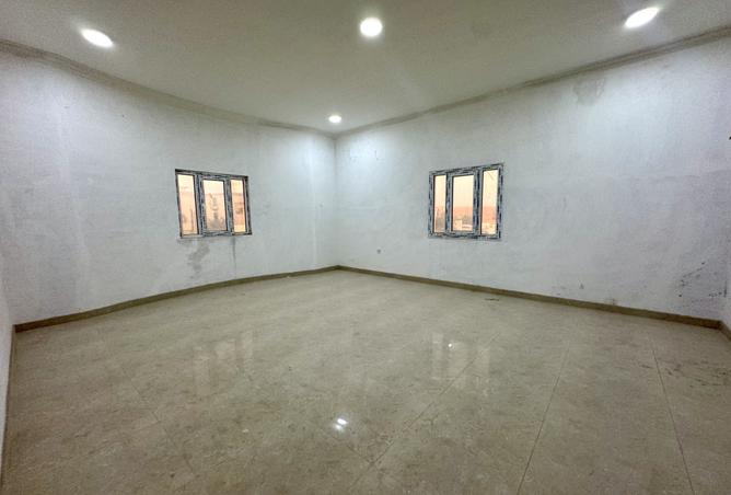 932312 - Property Image 2