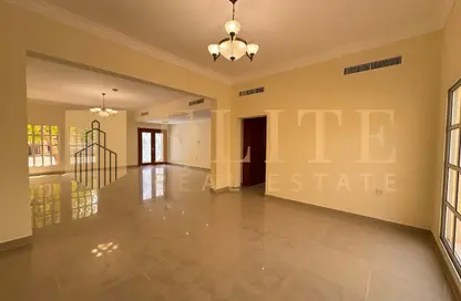 فيلا - 4 غرف نوم - 5 حمامات للايجار في فلل عين خالد - عين خالد - الدوحة