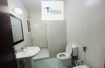 صورة لـ حمام شقة - 3 غرف نوم - 3 حمامات للايجار في فريج بن عمران - الدوحة ، صورة رقم 1