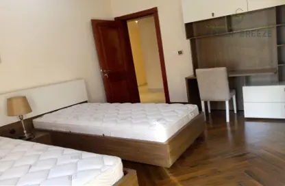 صورة لـ غرفة- غرفة النوم شقة - 3 غرف نوم - 3 حمامات للايجار في فريج بن محمود - الدوحة ، صورة رقم 1