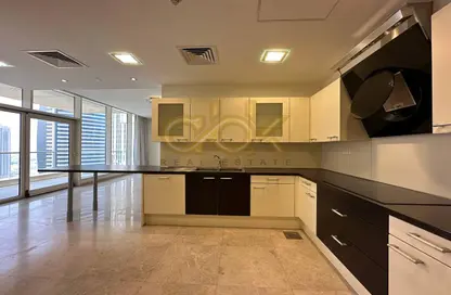 صورة لـ مطبخ شقة - 3 غرف نوم - 5 حمامات للايجار في برج وست باي - الخليج الجنوبي - الخليج الغربي - الدوحة ، صورة رقم 1