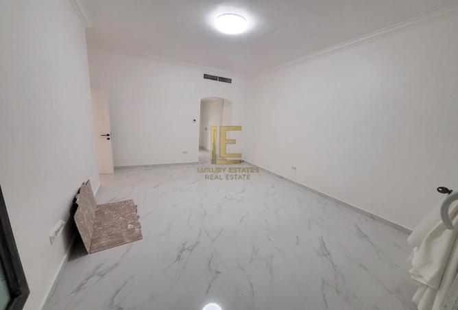 987704 - Property Image 3