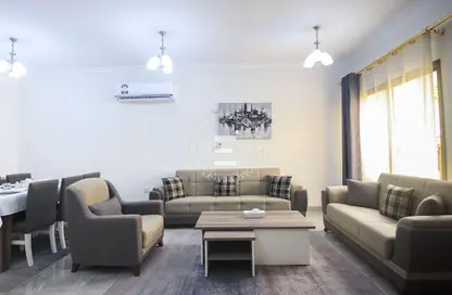 فيلا - 4 غرف نوم - 5 حمامات للبيع في قرية إزدان - الوكرة