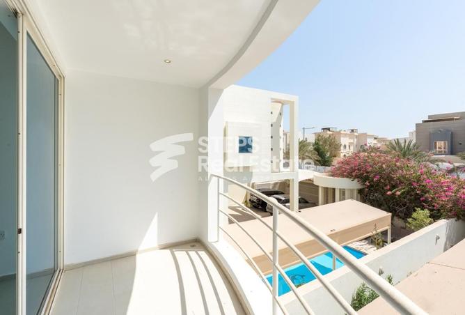955317 - Property Image 2