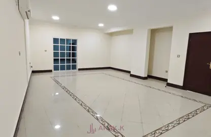 شقة - 2 غرف نوم - 2 حمامات للايجار في شارع الجزيره - فريج بن محمود الشمالي - فريج بن محمود - الدوحة