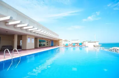 صورة لـ حوض سباحة شقة - 3 غرف نوم - 4 حمامات للايجار في شقق جاردينو - جزيرة اللؤلؤة - الدوحة ، صورة رقم 1