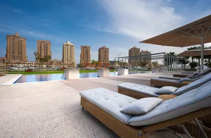 شقق فندقية - غرفة نوم - 2 حمامات للايجار في The St. Regis Marsa Arabia Island - Marsa Arabia - جزيرة اللؤلؤة - الدوحة