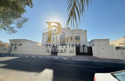 فيلا - 8 غرف نوم - 8 حمامات للبيع في الدفنة - الدفينة - الدوحة