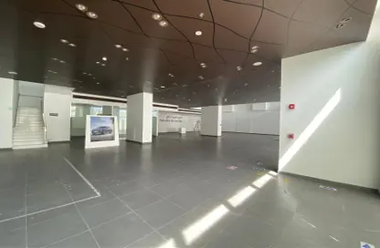 Show Room - Studio - 4 Bathrooms for rent in Al Manara Building - Doha Al Jadeed - Doha