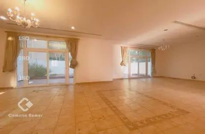 فيلا - 3 غرف نوم - 4 حمامات للايجار في شارع ام السنيم - عين خالد - الدوحة