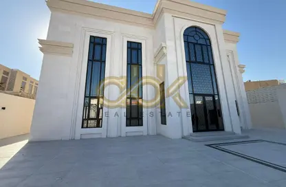 فيلا - 8 غرف نوم - 8 حمامات للبيع في الدفنة - الدفينة - الدوحة