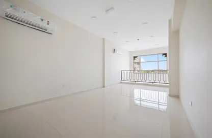 محل تجاري - استوديو - 1 حمام للايجار في مجمع الشيخة هدى - الغرافة - الدوحة