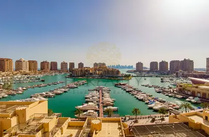 شقة - 2 غرف نوم - 3 حمامات للايجار في طريق بورتو الشرقي - بورتو أرابيا - جزيرة اللؤلؤة - الدوحة