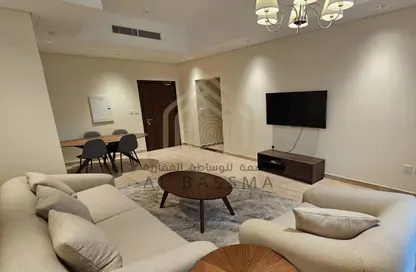 صورة لـ غرفة المعيشة شقة - 2 غرف نوم - 2 حمامات للايجار في البلاج الغربي - البلاج - جزيرة اللؤلؤة - الدوحة ، صورة رقم 1