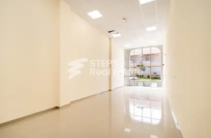 محل تجاري - استوديو - 1 حمام للايجار في 870 شارع - جنوب الدحيل - الدحيل - الدوحة