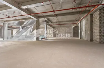 محل تجاري - استوديو - 1 حمام للايجار في شارع ام السنيم - عين خالد - الدوحة