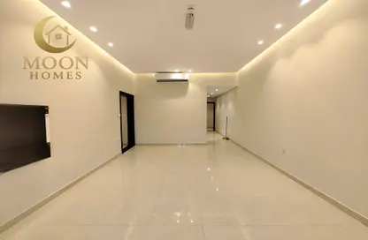 شقة - 2 غرف نوم - 2 حمامات للايجار في شارع المطار القديم - طريق المطار القديم - الدوحة