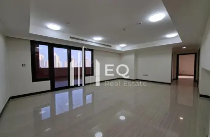 شقة - 2 غرف نوم - 2 حمامات للايجار في طريق بورتو الشرقي - بورتو أرابيا - جزيرة اللؤلؤة - الدوحة