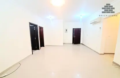 شقة - غرفة نوم - 2 حمامات للايجار في ام غوالينا تجارية - ام غويلينا - أم غويلينا - الدوحة