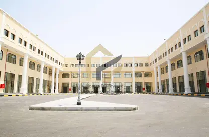 محل تجاري - استوديو - 1 حمام للايجار في مجمع الشيخة هدى - الغرافة - الدوحة