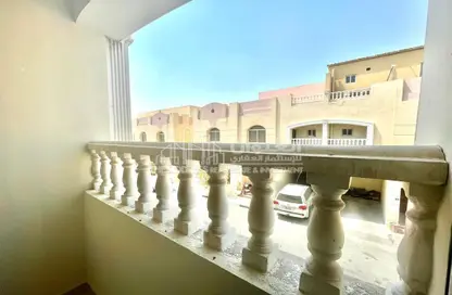 فيلا - 5 غرف نوم - 4 حمامات للايجار في شارع ام السنيم - عين خالد - الدوحة