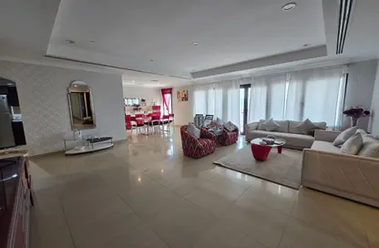 Apartment - 2 Bedrooms - 3 Bathrooms for rent in Tower 14 - Porto Arabia - The Pearl Island - Doha